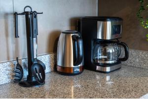 a coffeemaker and a coffee maker on a counter at Suite moderna espacio parque in Calama