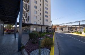 an empty street in front of a building at Suite moderna espacio parque in Calama