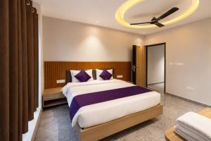 a bedroom with a bed and a ceiling fan at Hotel Elev11 Near Ambala Chandigarh Highway, Zirakpur in Zirakpur +16 photos