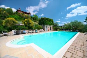 a large swimming pool with blue water at Le Fonti A San Giorgio in Montespertoli