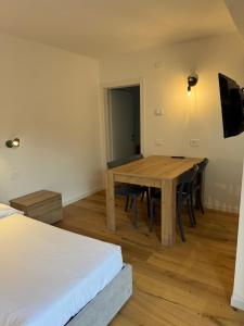 a dining room with a wooden table and chairs at Condhotel Fanti Ski & Bike in Valdisotto