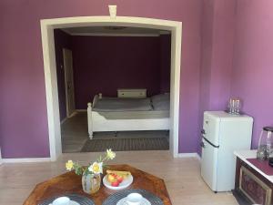 a room with a bed and a table with a bowl of fruit at Gemütlicher Oase mit eigenen Bad in Zentrale, jedoch ruhige Lage in Mönchengladbach +4 photos