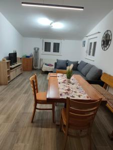 a living room with a table and a couch at Apartment Velebit with swimming pool - 10km from sea - 20km from Zadar in Benkovac