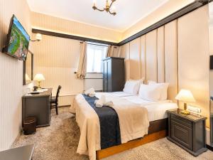 a hotel room with a bed and a desk at Tsarevets Boutique Hotel & SPA in Veliko Tŭrnovo +97 photos