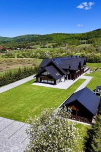 Draufsicht auf ein Haus mit Dach in der Unterkunft Krywulka in Wysowa-Zdrój