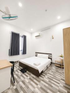 a bedroom with a bed and a desk at 44 đặng dung in Buon Ma Thuot