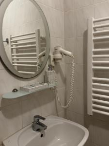 a bathroom with a sink and a mirror at Auksinė giria in Kernavė