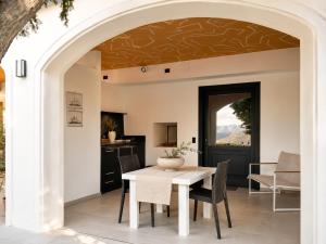 a dining room with a table and chairs at Domo s'Altura in Porto Rotondo