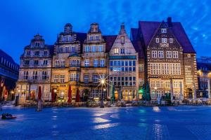 a large building in the middle of a street at Garner Hotel Stuhr - Bremen A1 by IHG in Bremen