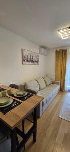 a living room with a couch and a table at Apartman Raj VV sa garazom Vrnjačka Banja in Vrnjci