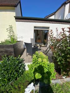 a patio with a table and chairs and some plants at Ferienwohnung "Auszeit" in Dobra