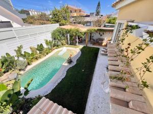 an aerial view of a backyard with a swimming pool at Casa do Rei - Charneca in Charneca