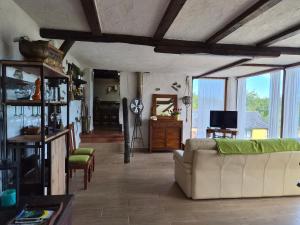 a living room with a couch and a tv at Casa Do Ivi in Yermo