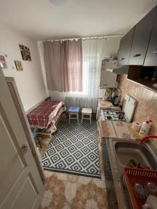 a small kitchen with a sink and a stove at Apartament 2 camere R4 in Siret