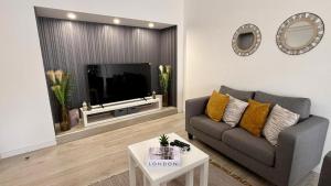 a living room with a couch and a tv at Bela House, By Home Match in Setúbal