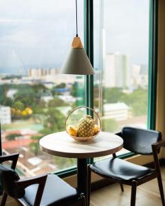 Ein Obstkorb auf einem Tisch vor einem Fenster in der Unterkunft New Dawn Hotel Plus in Cagayan de Oro