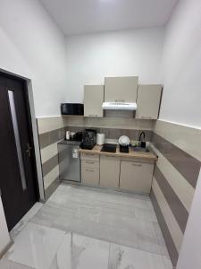 a small kitchen with a sink and a stove at Rulers Smart Rooms in Satu Mare