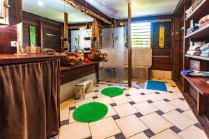 a kitchen with a floor with green mats on it at Jaden Kreyol - Gîte central, spa, piscine, BBQ in Lamentin