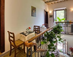 a room with a staircase with a table and chairs at Casale Antico Mulino in Beroide