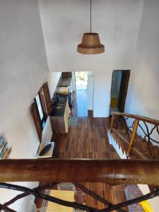 Draufsicht auf ein Wohnzimmer mit Holzböden in der Unterkunft Chalé CauMô in Palmeiras