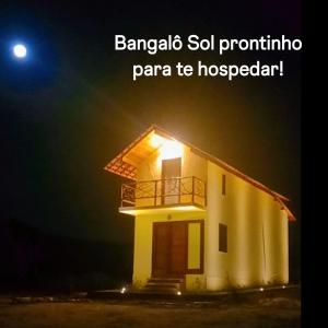 ein kleines Gebäude mit dem Mond im Hintergrund in der Unterkunft Chalé CauMô in Palmeiras