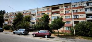 two cars parked in front of an apartment building at Apartament -BeaSarah-Orsova in Orşova