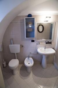 uma casa de banho com um WC e um lavatório em Archi del '400 Appartamento em Barolo