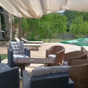 a patio with chairs and a table and an umbrella at Habitació doble Àger in Àger