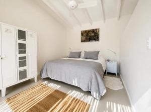 a white bedroom with a bed and a rug at Glaciar de Roca Lofts in Horcon +46 photos