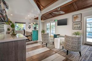 a living room with a bar and chairs at Best Western Plus Riviera in Menlo Park