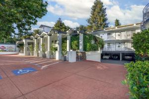 a parking lot in front of a building at Best Western Plus Riviera in Menlo Park