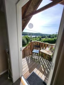 ein Balkon mit Blick auf die Landschaft von einem Haus in der Unterkunft Landet in Åby