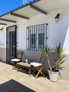 a patio with two chairs and a table at Habitación Manzanilla in Sanlúcar de Barrameda
