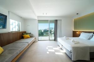 a bedroom with two beds and a couch at Homey - a living space in Daratso