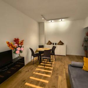 a living room with a table and chairs and a couch at Apartament Matki Polki I in Łódź