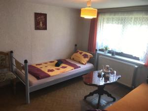 a small bedroom with a bed and a table at Landhaus Oma Gretel - Nossen, Siebenlehn, Freiberg, Meißen, Dresden, Chemnitz 