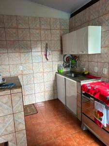 a kitchen with a sink and a counter top at Casa da Conceição in Capitólio +8 photos