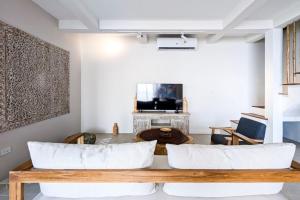 a living room with a table and chairs at Beachfront Dream in Ban Tai in Ban Tai