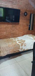 a bedroom with a bed with a wooden headboard at lo de la Gri in El Volcán