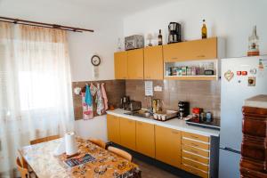 a small kitchen with a table and a refrigerator at Casa Verde in Vaţa de Jos