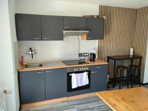 eine Küche mit blauen Schränken und einem Herdbackofen in der Unterkunft Welschbach in Illingen