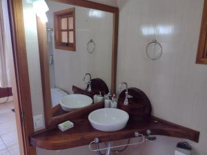 a bathroom with two sinks and a large mirror at Refúgio do Jaguari in Piracaia +24 photos