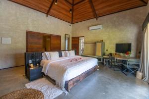 a large bedroom with a large bed and a desk at NANNAI Milagres in São Miguel dos Milagres