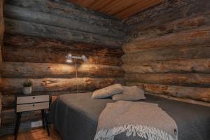 a bedroom with a bed in a log cabin at Holiday Home Ruka Etelärinne 10 B in Ruka