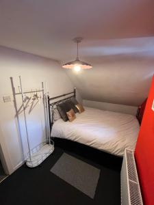 two beds in a small room with at Hallow Cottage in Newtownstewart