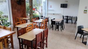 Hotel Queguay tesisinde bir restoran veya yemek mekanı
