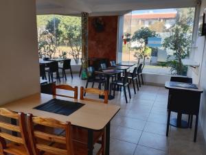 En restaurant eller et spisested på Hotel Queguay + 48 bilder