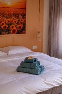 a pile of towels sitting on top of a bed at Maison Bienvenue in Lierop