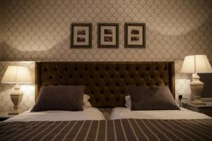 Cama o camas de una habitación en Dooly's Hotel