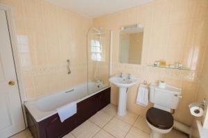 Un baño de Dooly's Hotel